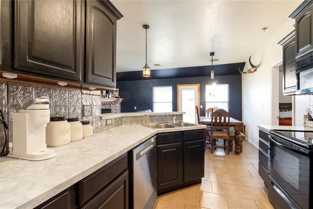 624 E Greenwood Lane, Mustang, OK 73064