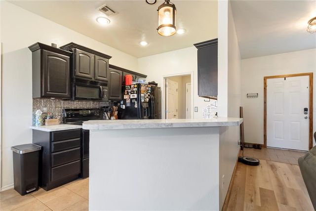 624 E Greenwood Lane, Mustang, OK 73064