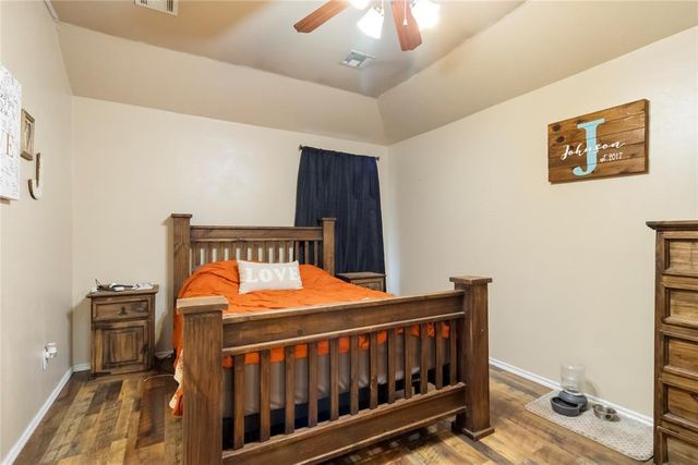 624 E Greenwood Lane, Mustang, OK 73064