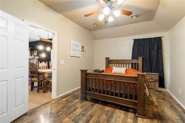 624 E Greenwood Lane, Mustang, OK 73064