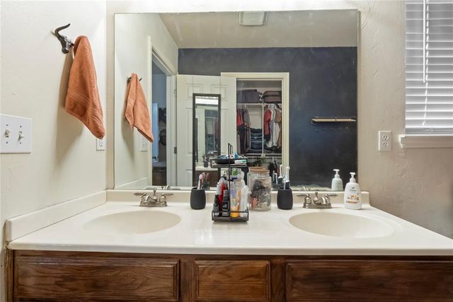 624 E Greenwood Lane, Mustang, OK 73064
