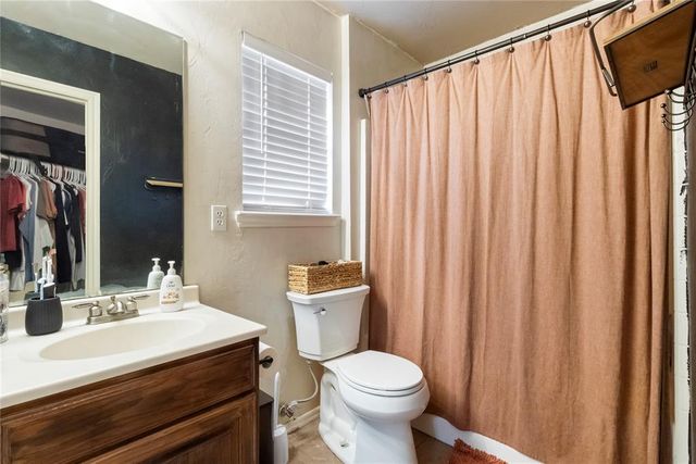 624 E Greenwood Lane, Mustang, OK 73064