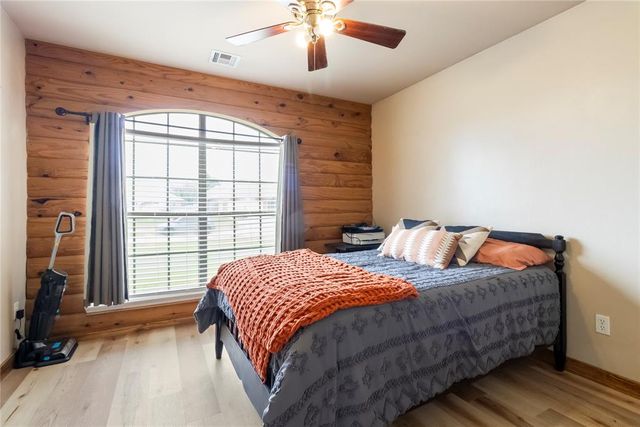 624 E Greenwood Lane, Mustang, OK 73064