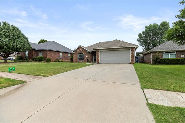 624 E Greenwood Lane, Mustang, OK 73064