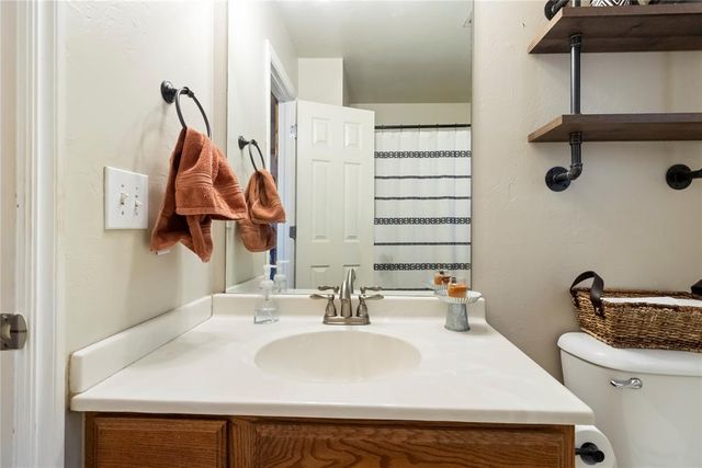 624 E Greenwood Lane, Mustang, OK 73064