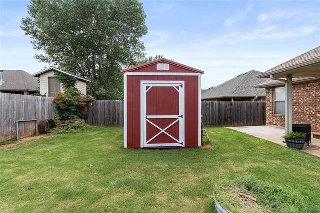 624 E Greenwood Lane, Mustang, OK 73064