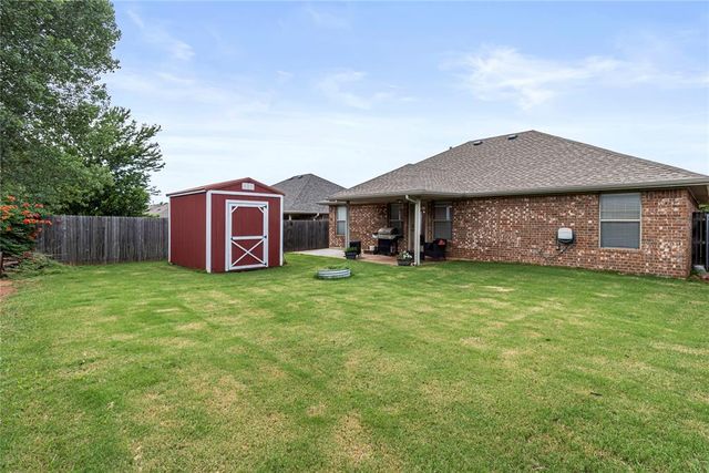 624 E Greenwood Lane, Mustang, OK 73064