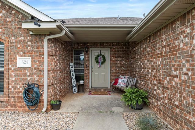 624 E Greenwood Lane, Mustang, OK 73064