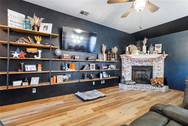 624 E Greenwood Lane, Mustang, OK 73064