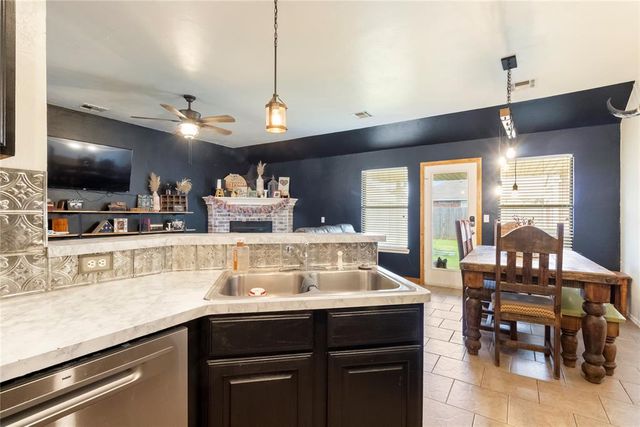 624 E Greenwood Lane, Mustang, OK 73064