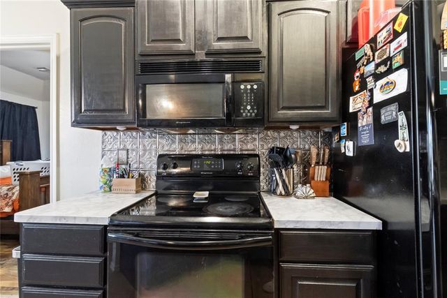 624 E Greenwood Lane, Mustang, OK 73064