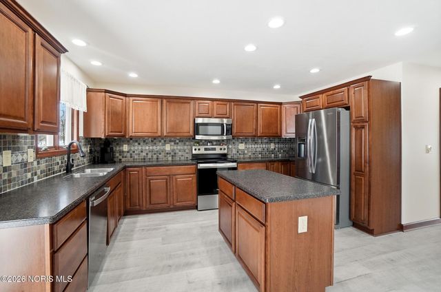 8131 Brookfield Circle, Findlay, OH 45840