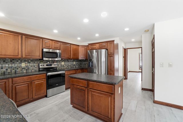 8131 Brookfield Circle, Findlay, OH 45840