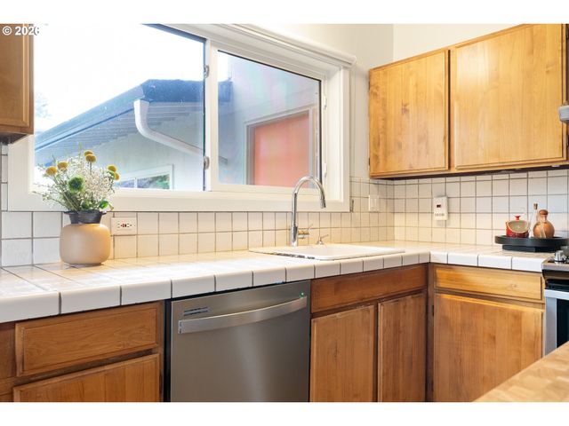 7323 Sw 24TH Ave, Portland, OR 97219