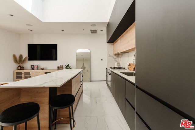 1253 N Sweetzer Avenue 6, West Hollywood, CA 90069