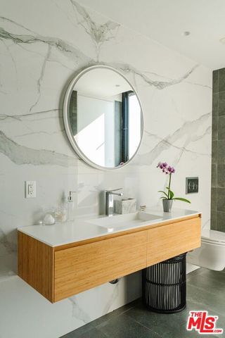 1253 N Sweetzer Avenue 6, West Hollywood, CA 90069