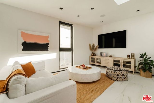 1253 N Sweetzer Avenue 6, West Hollywood, CA 90069