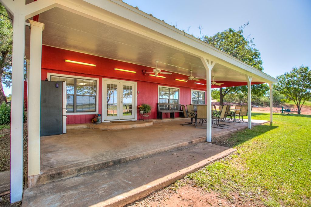 Image 10 of property listing at 836 Lake Dam Road, Blackwell, TX 79506