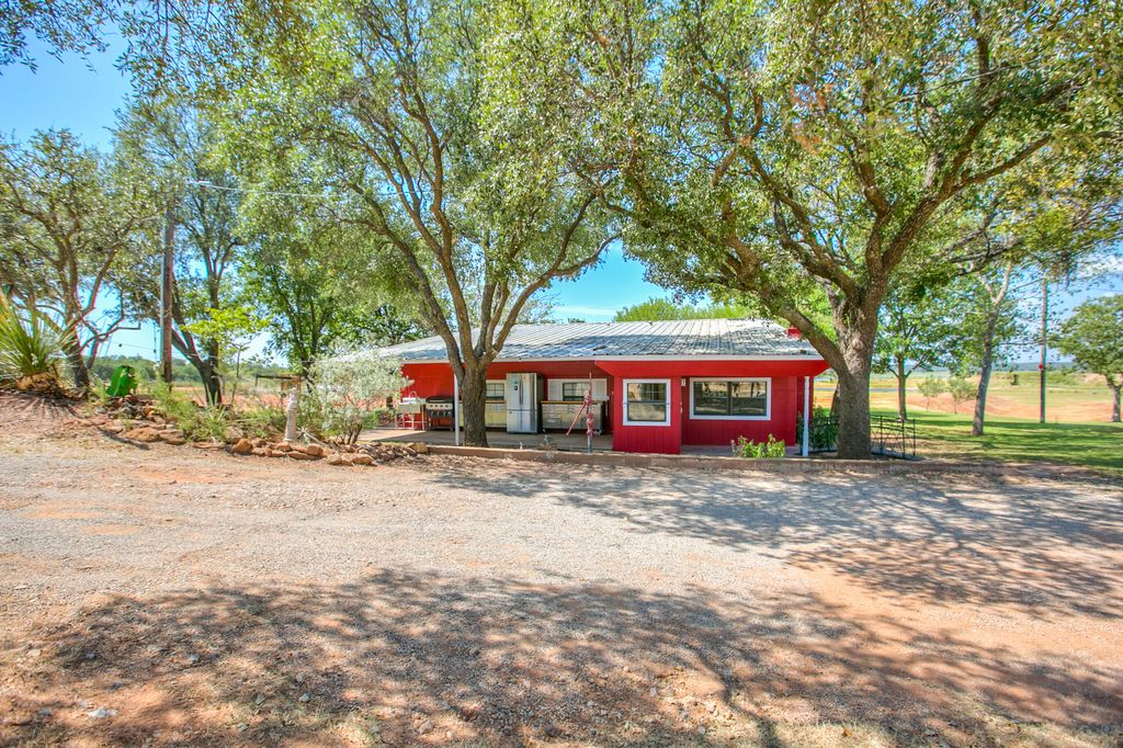 Image 2 of property listing at 836 Lake Dam Road, Blackwell, TX 79506