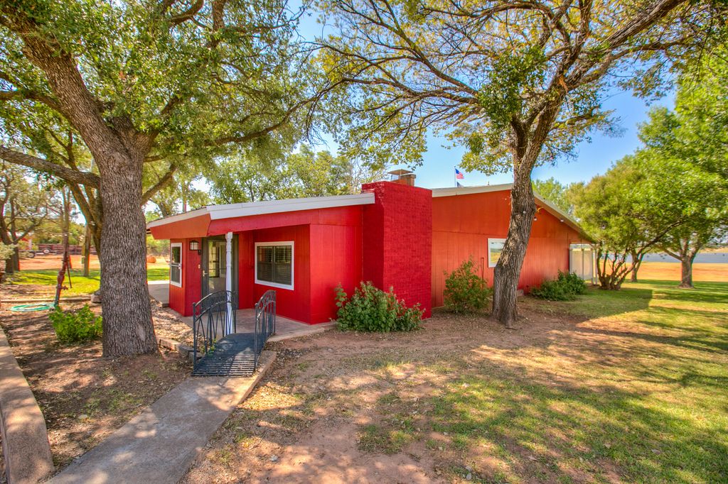 Image 3 of property listing at 836 Lake Dam Road, Blackwell, TX 79506