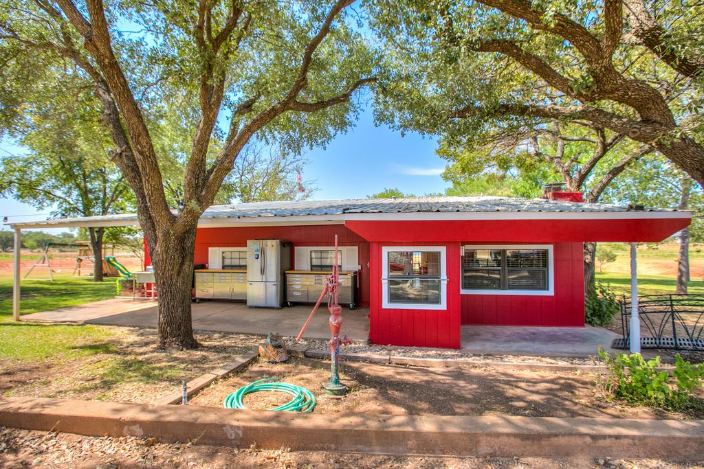 Image 4 of property listing at 836 Lake Dam Road, Blackwell, TX 79506