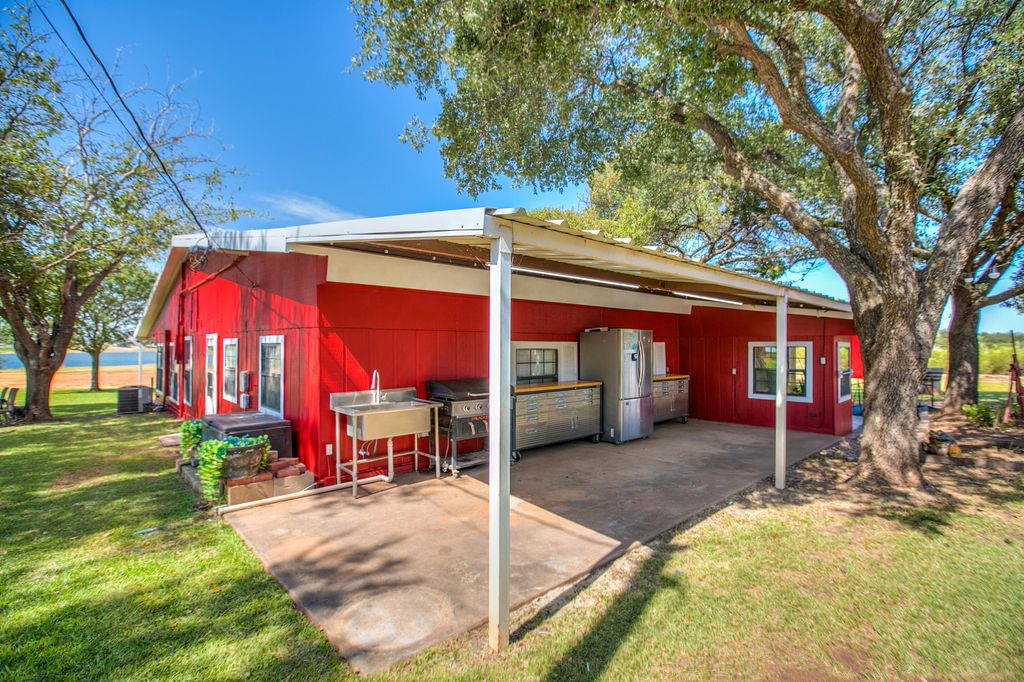 Image 5 of property listing at 836 Lake Dam Road, Blackwell, TX 79506