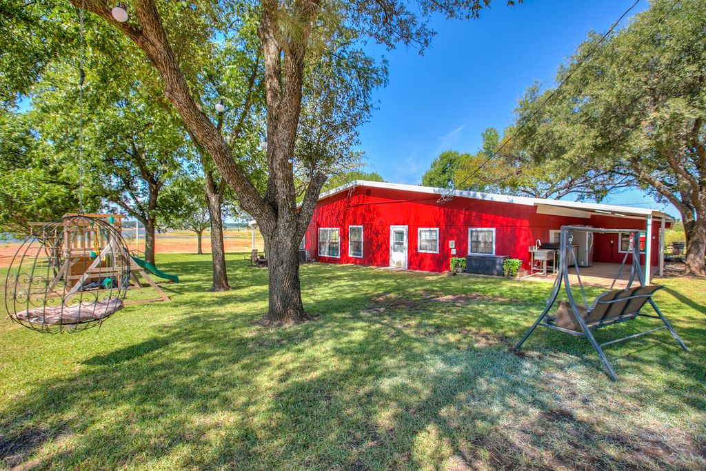 Image 6 of property listing at 836 Lake Dam Road, Blackwell, TX 79506