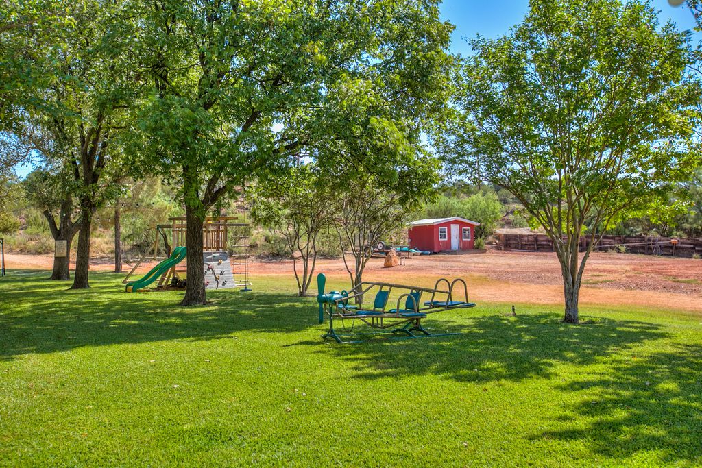 Image 8 of property listing at 836 Lake Dam Road, Blackwell, TX 79506