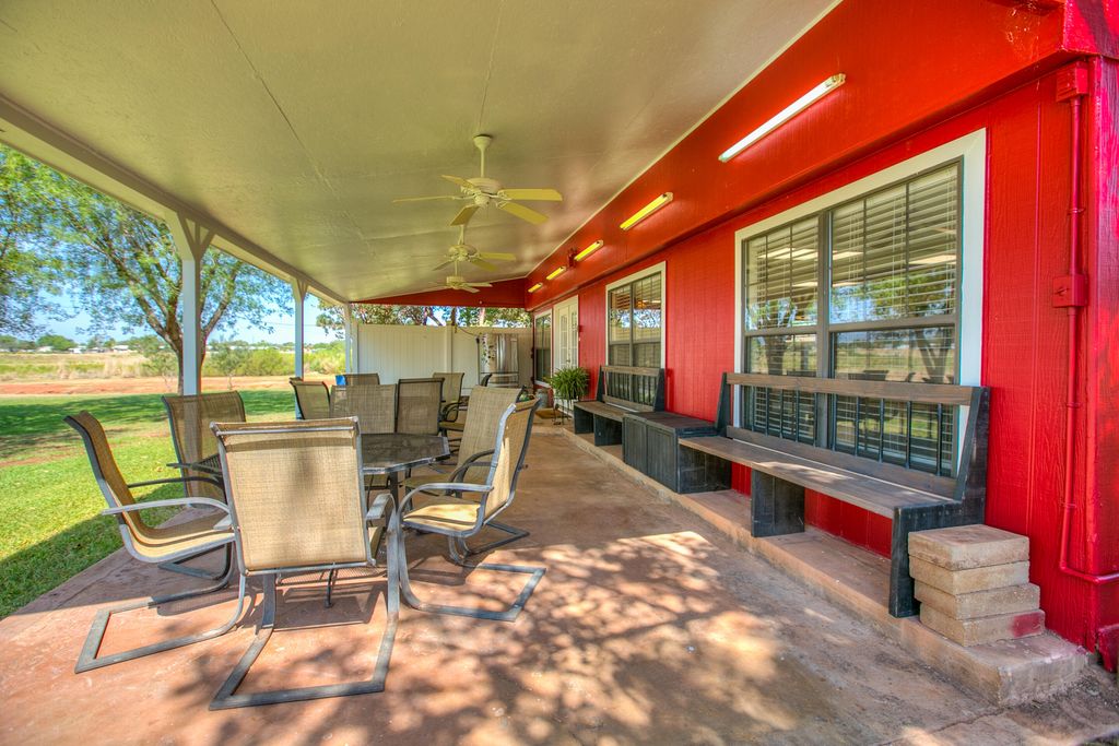 Image 9 of property listing at 836 Lake Dam Road, Blackwell, TX 79506