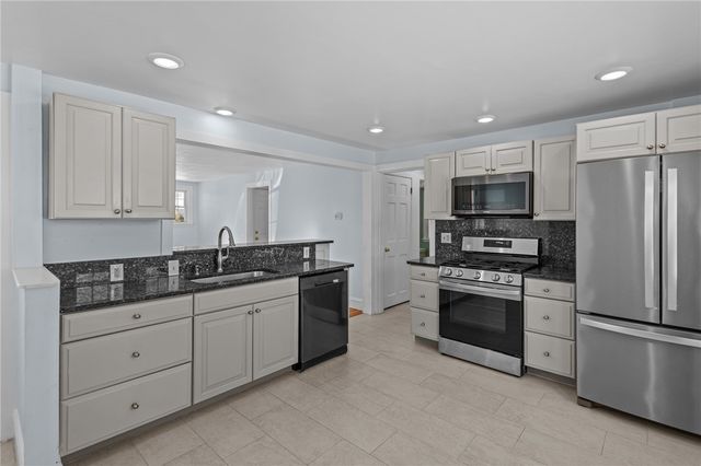 22 Phillips Avenue, Warwick, RI 02888