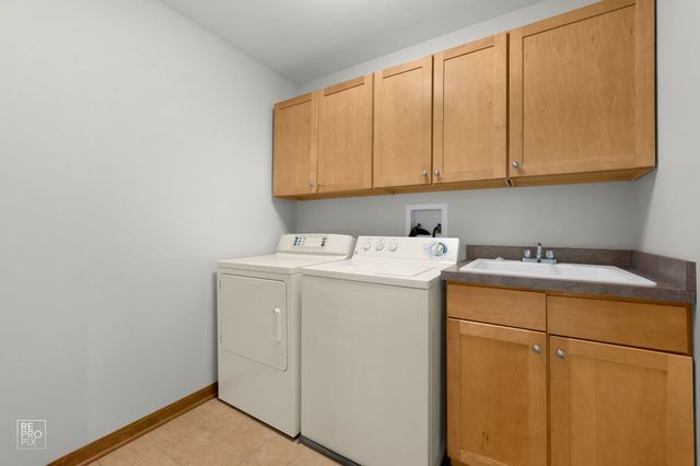 927 Winners Cup Court, Naperville, IL 60565