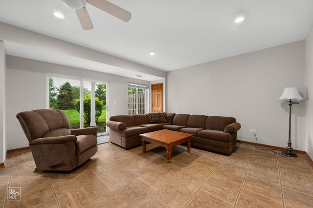 927 Winners Cup Court, Naperville, IL 60565