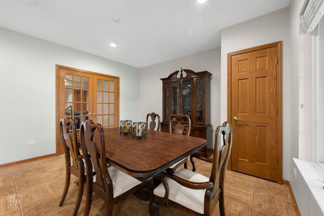 927 Winners Cup Court, Naperville, IL 60565