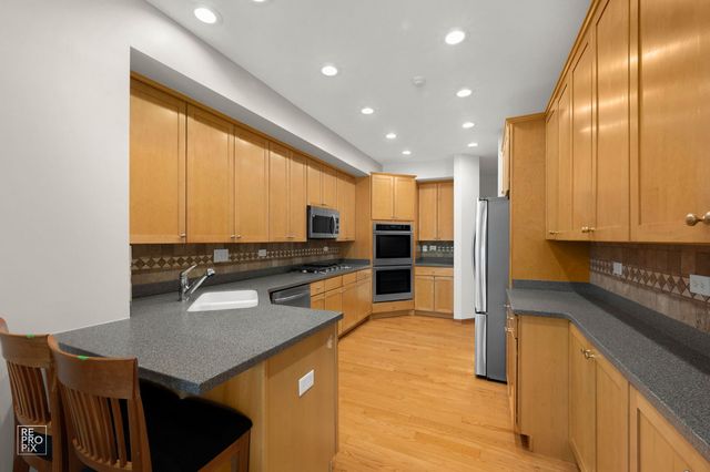 927 Winners Cup Court, Naperville, IL 60565