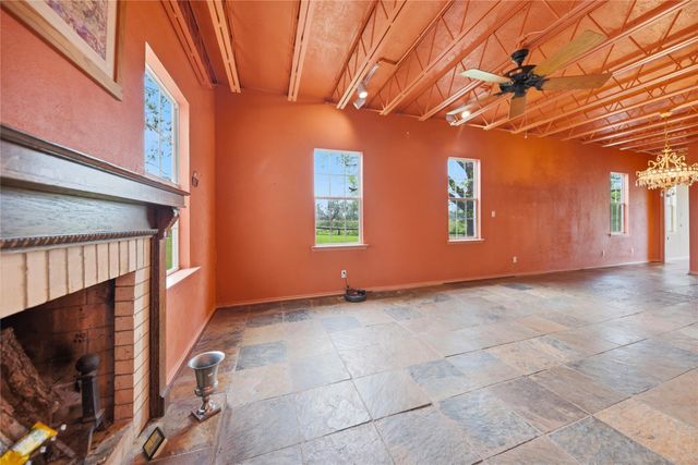 144 Century Lane, Bellville, TX 77418
