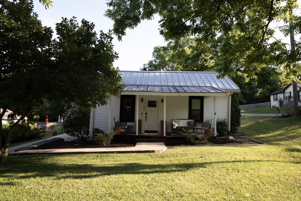 700 Maplewood Ln, Nashville, TN 37216