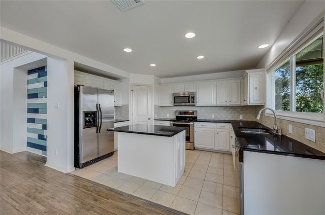 445 Venture BLVD S, Point Venture, TX 78645