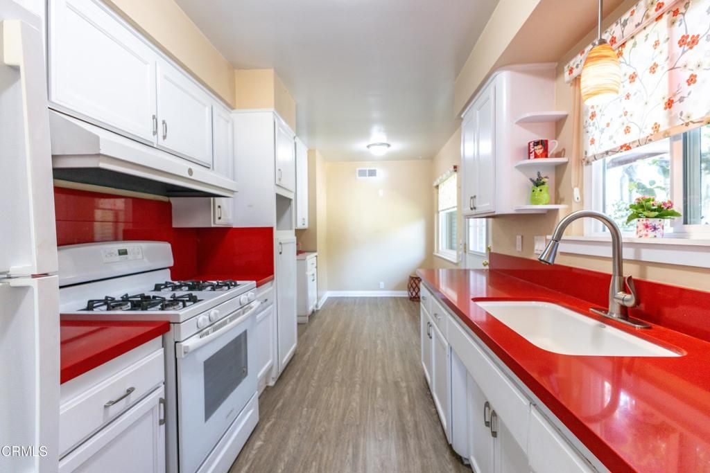 Image 10 of property listing at 2391 El Molino Avenue, Altadena, CA 91001
