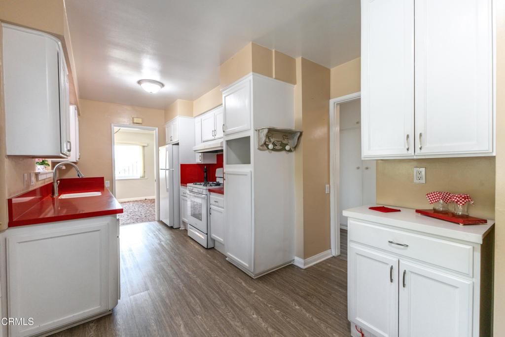 Image 12 of property listing at 2391 El Molino Avenue, Altadena, CA 91001