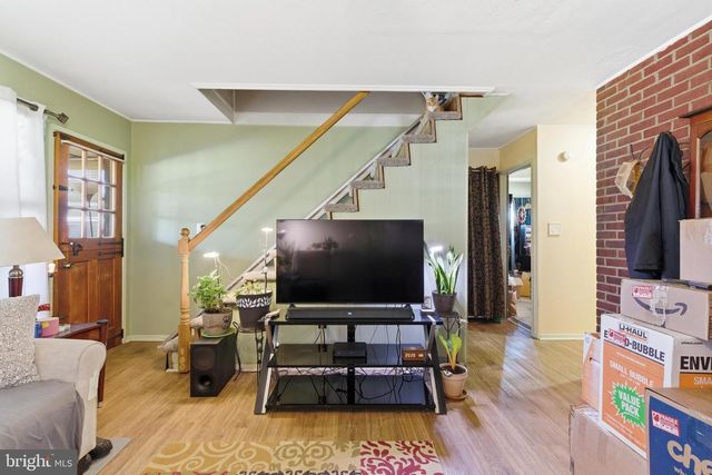 8 INLET RD, Levittown, PA 19057