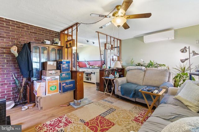 8 INLET RD, Levittown, PA 19057