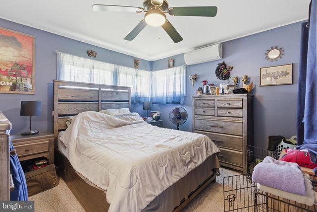 8 INLET RD, Levittown, PA 19057