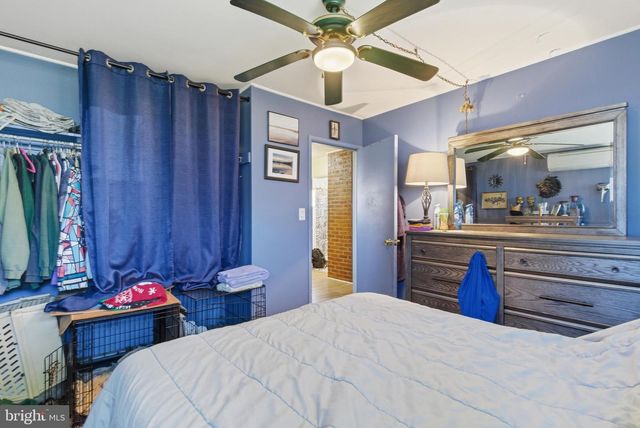 8 INLET RD, Levittown, PA 19057