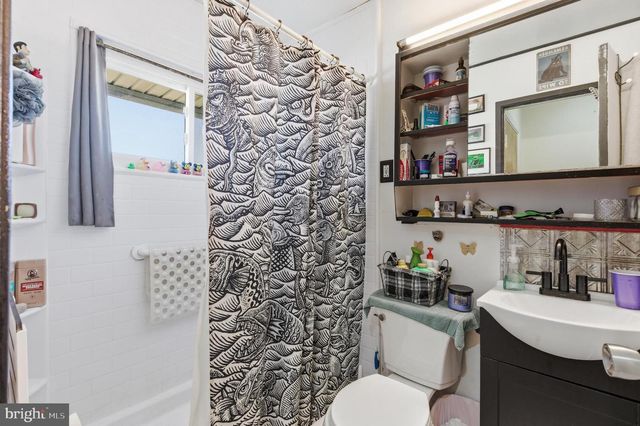 8 INLET RD, Levittown, PA 19057