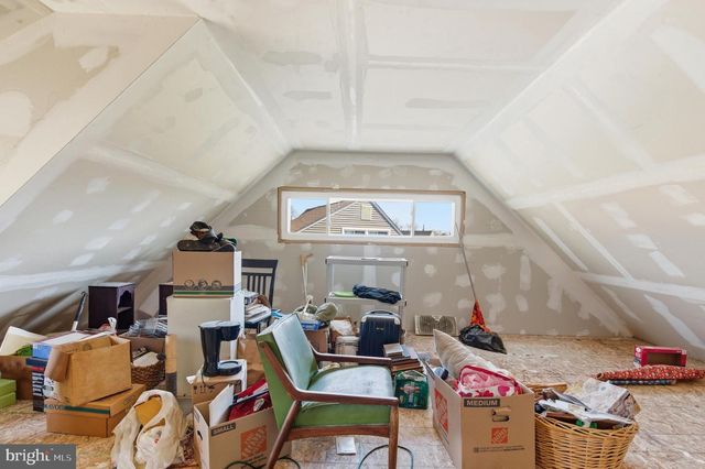 8 INLET RD, Levittown, PA 19057