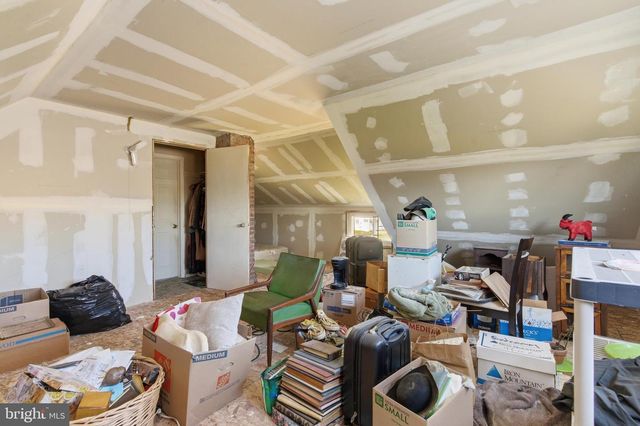 8 INLET RD, Levittown, PA 19057