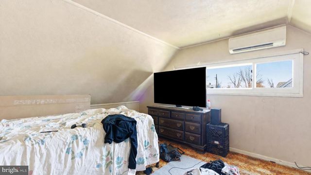 8 INLET RD, Levittown, PA 19057