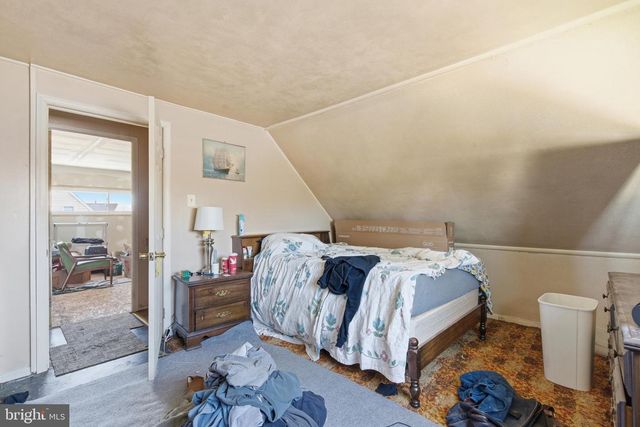 8 INLET RD, Levittown, PA 19057