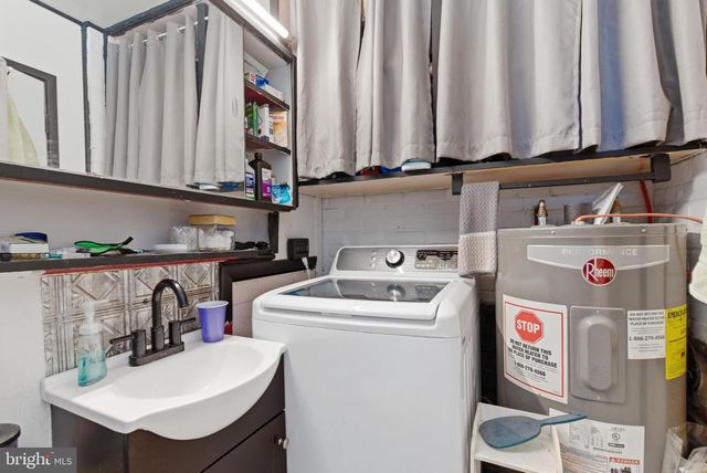 8 INLET RD, Levittown, PA 19057