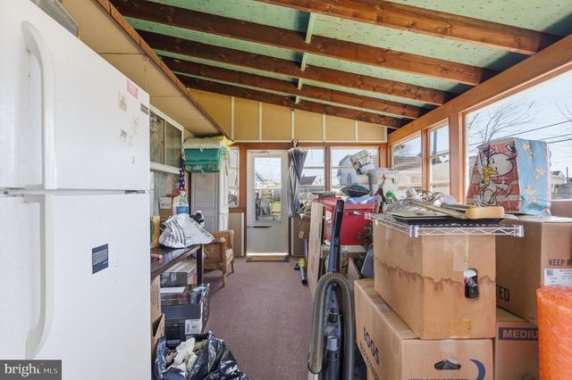 8 INLET RD, Levittown, PA 19057